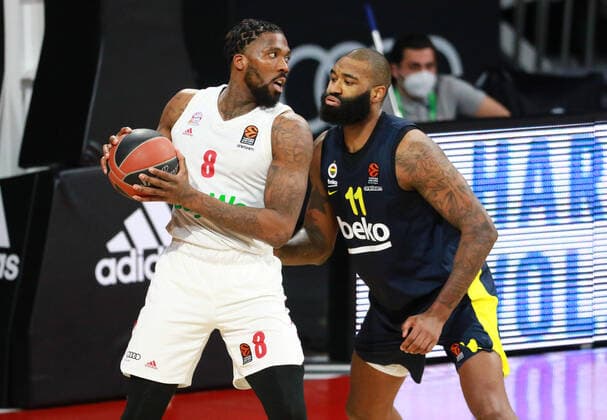 8 Jalen Reynolds FCBB white vs 11 Kyle O Quinn Fenerbahce Istanbul Basketball, EuroLeague, FC Bayern Munich vs Fenerbahce Istanbul at Audi Dome on 30 03 2021 PHOTO Mladen Lackovic LakoPress