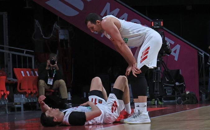 30 03 2021, EuroLeague, FC Bayern Basketball vs Fenerbahce, Audi Dome Muenchen, Sport, in the picture Vladimir Lucic FCB Basketball on the ground and Paul Zipser FCB Basketball