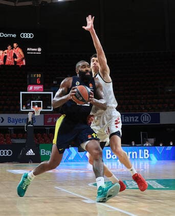 30 03 2021, EuroLeague, FC Bayern Basketball vs Fenerbahce, Audi Dome Munich, Sport, in picture Kyle O Quinn vs Vladimir Lucic FCB Basketball