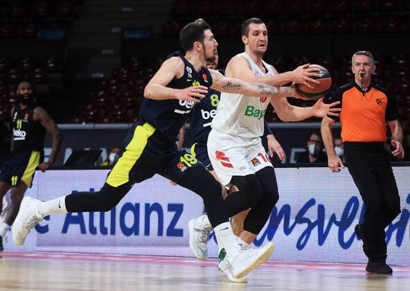 30 03 2021, EuroLeague, FC Bayern Basketball vs Fenerbahce, Audi Dome Muenchen, Sport, in the picture Nando de Colo Fenerbahce vs Paul Zipser FCB Basketball