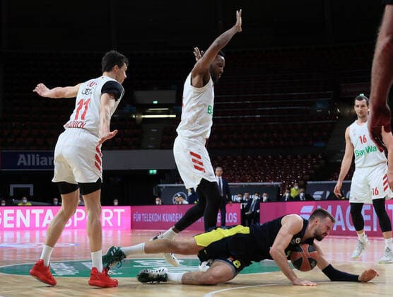 30 03 2021, EuroLeague, FC Bayern Basketball vs Fenerbahce, Audi Dome Munich, sports, in the picture Vladimir Lucic FCB Basketball and Wade Baldwin FCB Basketball lazy Marko Guduric Fenerbahce