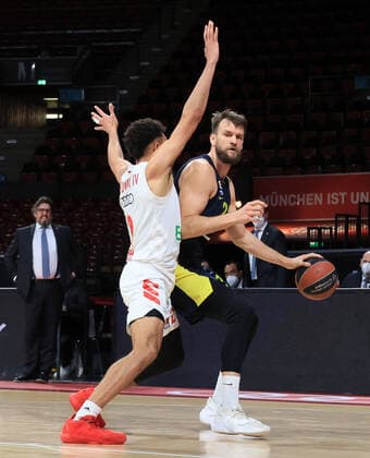 30 03 2021, EuroLeague, FC Bayern Basketball vs Fenerbahce, Audi Dome Munich, sports, in picture Wade Baldwin FCB Basketball vs Danilo Barthel Fenerbahce