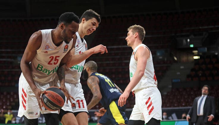 30 03 2021, EuroLeague, FC Bayern Basketball vs Fenerbahce, Audi Dome Munich, Sports, in picture JaJuan Johnson FCB Basketball , Vladimir Lucic FCB Basketball and Leon Radosevic FCB Basketball