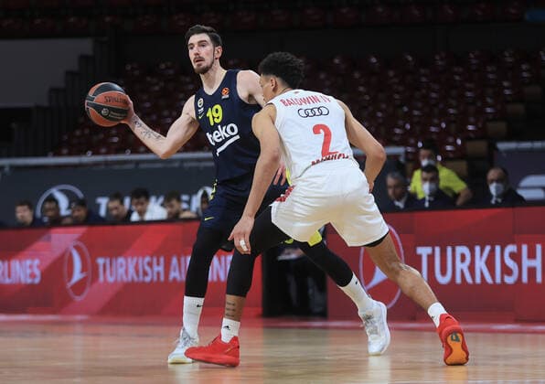 30 03 2021, EuroLeague, FC Bayern Basketball vs Fenerbahce, Audi Dome Muenchen, Sport, in the picture Nando de Colo Fenerbahce vs Wade Baldwin FCB Basketball