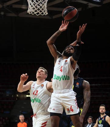 30 03 2021, EuroLeague, FC Bayern Basketball vs Fenerbahce, Audi Dome Muenchen, Sport, in picture Leon Radosevic FCB Basketball and D J Seeley FCB Basketball in front of Kyle O Quinn.