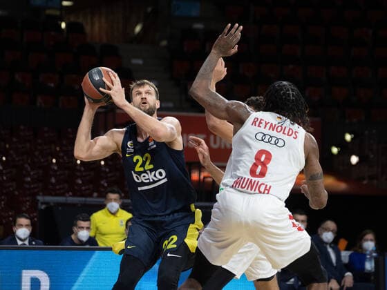 Fenerbahces 22 BARTHEL vs Bayerns 8 Jalen REYNOLDS basketball, Euroleague, FC Bayern Fernerbahce Istanbul, 2020 2021 season, on 30 3 2021 in Munich, A U D I D O M E, Germany source copyright credit Oryk HAIST xx