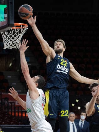 Fenerbahces 22 BARTHEL over Bayerns 16 Paul ZIPSER Basketball, Euroleague, FC Bayern Fernerbahce Istanbul, 2020 2021 season, on 30 3 2021 in Munich, A U D I D O M E, Germany Source Copyright Credit Oryk HAIST xx