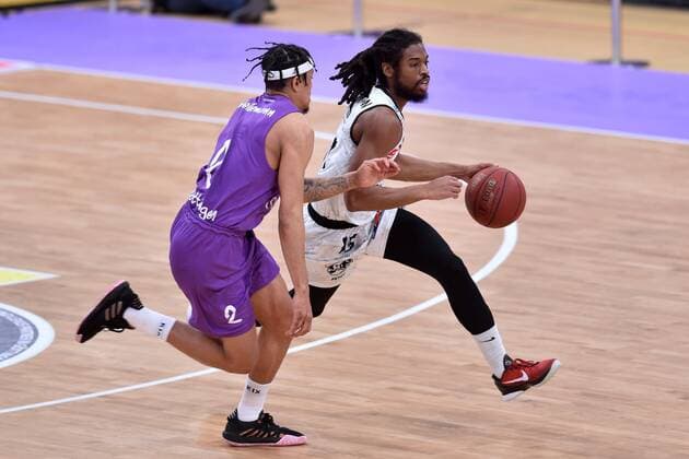 Marcus Thornton Niners Chemnitz on the ball , Nelson Weidemann BG Goettingen , Basketball, Bundesliga, BBL, BG Goettingen Niners Chemnitz, 30 03 2021, BG Goettingen Niners Chemnitz, Basketball, Bundesliga, GER, BBL, 30 03 2021 Goettingen Copyright: xEibner-Pressefotox-xRolandxSippelx