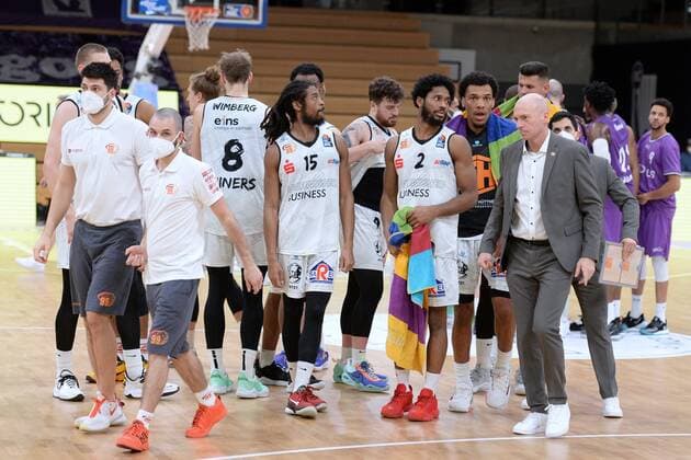 disappointed, frustrated, emotion after the defeat Rodrigo Pastore coach, head coach Niners Chemnitz front , Marcus Thornton M, Nr 15 , Isiaha Mike M, back , Basketball, Bundesliga, BBL, BG Goettingen Niners Chemnitz, 30 03 2021, BG Goettingen Niners Chemnitz, Basketball, Bundesliga, GER, BBL, 30 03 2021 Goettingen Copyright: xEibner-Pressefotox-xRolandxSippelx