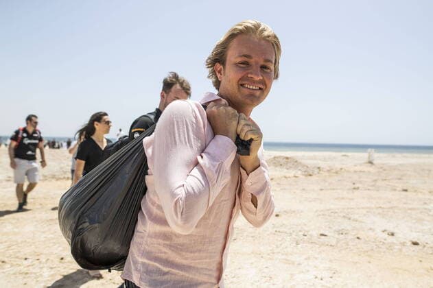 Bilder des Jahres 2021, Sport 03 März Sport Themen der Woche KW13 Bilder des Jahres 2021, Sport 03 März Sport Bilder des Tages Mandatory Credit: Photo by Sam Bloxham Motorsport Images Shutterstock (11839523x) Nico Rosberg, founder and CEO, Rosberg X Racing, with a sack of rubbish after helping to clean the beach during the 2021 Extreme E Desert X Prix 2021 XE Desert X Prix, Riyadh Street Circuit, Diriyah, Saudi Arabia - 31 Mar 2021 2021 XE Desert X Prix, Riyadh Street Circuit, Diriyah, Saudi Arabia - 31 Mar 2021  Copyright: xSamxBloxham MotorsportxImages Shutterstockx 11839523x