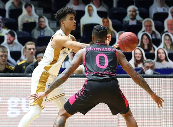 Löwen Braunschweig vs Bonn, BBL Braunschweig, 31 03 2021, BASKETBALL easyCredit BBL Basketball Bundesliga, Löwen Braunschweig vs Telekom Baskets Bonn, season 2020 21 Garai Zeeb Löwen Braunschweig , Alex Hamilton Baskets Bonn Braunschweig