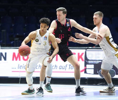 Löwen Braunschweig vs Bonn, BBL Braunschweig, 31 03 2021, BASKETBALL easyCredit BBL Basketball Bundesliga, Löwen Braunschweig vs Telekom Baskets Bonn, season 2020 21 Garai Zeeb Löwen Braunschweig , Strahinja Micovic Baskets Bonn , Martin Peterka Löwen Braunschweig Braunschweig