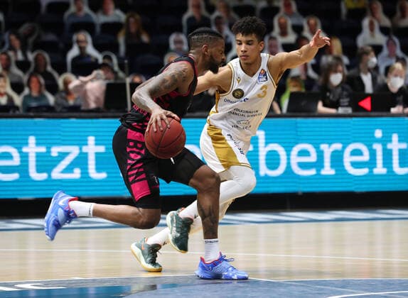 Löwen Braunschweig vs Bonn, BBL Braunschweig, 31 03 2021, BASKETBALL easyCredit BBL Basketball Bundesliga, Löwen Braunschweig vs Telekom Baskets Bonn, season 2020 21 Alex Hamilton Baskets Bonn , Garai Zeeb Löwen Braunschweig Braunschweig