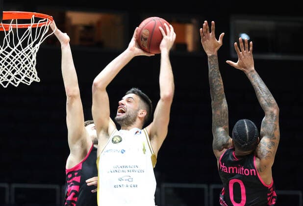 Löwen Braunschweig vs Bonn, BBL Braunschweig, 31 03 2021, BASKETBALL easyCredit BBL Basketball Bundesliga, Löwen Braunschweig vs Telekom Baskets Bonn, season 2020 21 Benedikt Turudic Löwen Braunschweig , Alex Hamilton Baskets Bonn Braunschweig