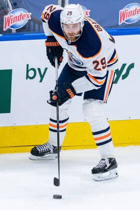 TORONTO, ON - MARCH 29: Edmonton Oilers Left Wing Leon Draisaitl (29) skates with the puck during the NHL, Eishockey Herren, USA regular season game between the Edmonton Oilers and the Toronto Maple Leafs on March 29, 2021, at Scotiabank Arena in Toronto, ON, Canada. (Photo by Julian Avram Icon Sportswire) NHL: MAR 29 Oilers at Maple Leafs Icon2103293893