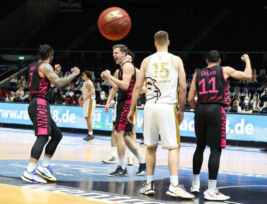 Bilder des Jahres 2021, Sport 03 März Sport Bilder des Tages Löwen Braunschweig vs. Bonn, BBL Braunschweig, 31.03.2021, BASKETBALL - easyCredit BBL Basketball Bundesliga, Löwen Braunschweig vs. Telekom Baskets Bonn, Saison 2020 21. Schlussjubel Bonn Braunschweig *** Löwen Braunschweig vs Bonn, BBL Braunschweig, 31 03 2021, BASKETBALL easyCredit BBL Basketball Bundesliga, Löwen Braunschweig vs Telekom Baskets Bonn, season 2020 21 final cheer Bonn Braunschweig