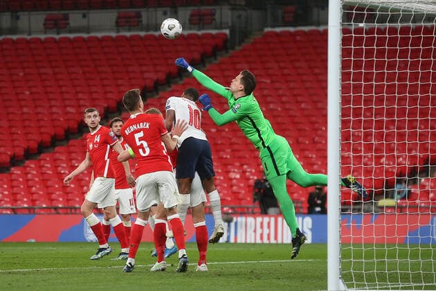 England v Poland 2022 FIFA World Cup, WM, Weltmeisterschaft, Fussball Qualifiers Wojciech Szczesny of Poland punches clear ahead of Raheem Sterling of England during the 2022 FIFA World Cup Qualifiers match at Wembley Stadium, London Content Not Available For UK Newspapers Copyright: xPaulxChestertonx FIL-15363-0045