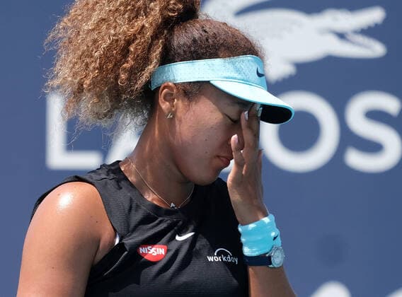 Bilder des Jahres 2021, Sport 03 März Sport Themen der Woche KW13 Bilder des Jahres 2021, Sport 03 März Sport Bilder des Tages Naomi Osaka from Japan reacts after losing to Maria Sakkari from Greece in the quarter-finals at the Miami Open at Hard Rock Stadium in Miami Gardens, Florida on Wednesday, March 31, 2021. Sakkari defeated Osaka in straight sets to advance to the semi-finals.  MIA20210331130 GARYxIxROTHSTEIN