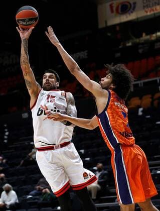 Valencia s forward Louis Labeyrie (R) defends Olympiakos forward Georgios Printezis (L) during the Euroleague game between Valencia Basket and Olympiakos B.C. at Fuente de San Luis pavilion in Valencia, eastern Spain, 31 March 2021. Valencia Basket - Olympiakos B.C !ACHTUNG: NUR REDAKTIONELLE NUTZUNG!  Copyright: xMiguelxÁngelxPolox GRAF5367 20210331-637528273970737616