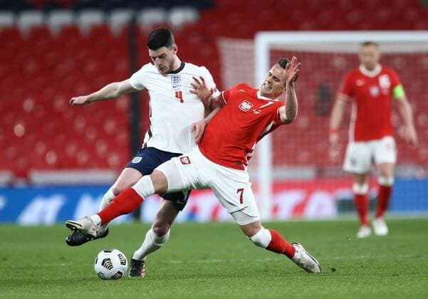 Arkadiusz Milik of Poland battles with Declan Rice of England KWALIFIKACJE ELIMINACJE MS DO MISTRZOSTW SWIATA W PILCE NOZNEJ KATAR 2022 PILKA NOZNA ANGLIA vs POLSKA FOT. MICHAL ZEMANEK NEWSPIX.PL --- Newspix.pl  MZ2_3034