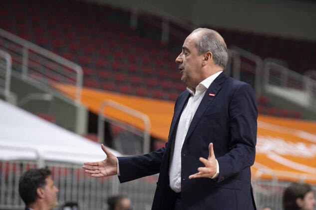 (210401) -- RIGA, April 1, 2021 -- Lenovo Tenerife s head coach Txus Vidorreta reacts during the Europe Basketball Champions League group J match between VEF Riga and Lenovo Tenerife in Riga, Latvia, on March 31, 2021. (Photo by Xinhua) (SP)LATVIA-RIGA-BASKETBALL-EUROPE CHAMPIONS LEAGUE-VEF RIGA VS LENOVO TENERIFE EdijsxPalens 