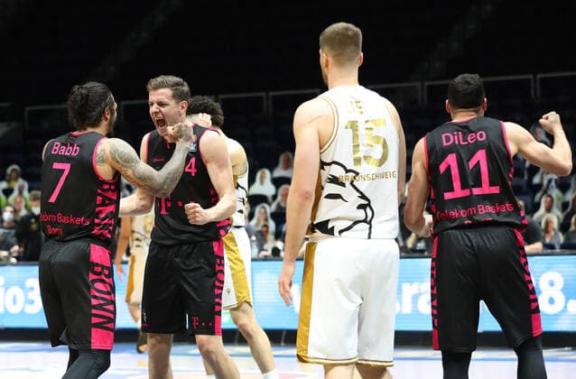 Löwen Braunschweig vs Bonn, BBL Braunschweig, 31 03 2021, BASKETBALL easyCredit BBL Basketball Bundesliga, Löwen Braunschweig vs Telekom Baskets Bonn, season 2020 21 final cheer, Chris Babb Baskets Bonn , Strahinja Micovic Baskets Bonn , Anthony DiLeo Baskets Bonn Braunschweig
