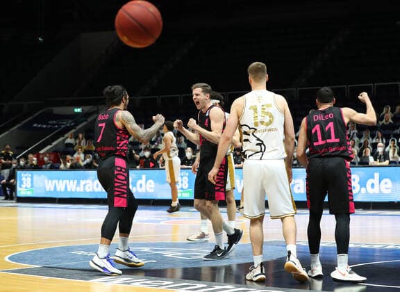 Löwen Braunschweig vs Bonn, BBL Braunschweig, 31 03 2021, BASKETBALL easyCredit BBL Basketball Bundesliga, Löwen Braunschweig vs Telekom Baskets Bonn, season 2020 21 final cheer, Chris Babb Baskets Bonn , Strahinja Micovic Baskets Bonn , Anthony DiLeo Baskets Bonn Braunschweig