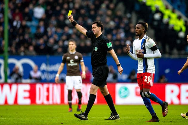 Hamburg, 22 February 2020 Football, 2 Bundesliga 2020 21, Hamburger SV FC St Pauli Referee Manuel Gräfe Berlin shows the yellow card DFL REGULATIONS PROHIBIT ANY USE OF PHOTOGRAPHS AS IMAGE SEQUENCES AND OR QUASI VIDEO