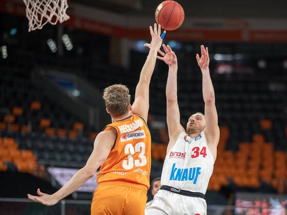 Felix Hoffmann s Oliver Wuerzburg, 34 , Patrick Heckmann Ratiopharm Ulm 33 , ratiopharm Ulm vs S Oliver Baskets Wuerzburg, Basketball, Bundesliga, BBL, easycredit, 29 Spieltag, Spielzeit 2020 2021, 01 04 2021, ratiopharm Ulm vs S Oliver Baskets Wuerzburg, Basketball, Bundesliga, BBL, easycredit, 29 Spieltag, Spielzeit 2020 2021, 01 04 2021 Neu Ulm Copyright: xEibner-Pressefoto SaschaxWaltherx EP_EER