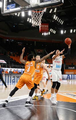 01 04 2021, Basketball, BBL 2020 2021, 29 matchday, ratiopharm ulm s Oliver Wuerzburg, GER, Neu Ulm, ratiopharm arena, picture from left Cameron Clark ratiopharm ulm , Dylan Osetkowski ratiopharm ulm and Alex King s Oliver Wuerzburg. Copyright: HMBxMedia xHeikoxBecker