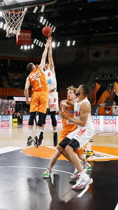 01 04 2021, Basketball, BBL 2020 2021, 29 matchday, ratiopharm ulm s Oliver Wuerzburg, GER, Neu Ulm, ratiopharm arena, picture from left John Petrucelli ratiopharm ulm , Joshua Obiesie s Oliver Wuerzburg , Per Guenther ratiopharm ulm and Cameron Hunt s Oliver Wuerzburg. Copyright: HMBxMedia xHeikoxBecker