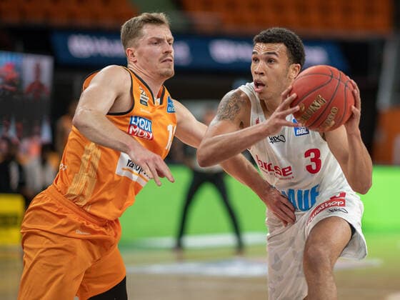 Andreas Obst Ratiopharm Ulm 13 , Tyson Ward s Oliver Wuerzburg, 03 , ratiopharm Ulm vs S Oliver Baskets Wuerzburg, Basketball, Bundesliga, BBL, easycredit, 29 Spieltag, Spielzeit 2020 2021, 01 04 2021, ratiopharm Ulm vs S Oliver Baskets Wuerzburg, Basketball, Bundesliga, BBL, easycredit, 29 Spieltag, Spielzeit 2020 2021, 01 04 2021 Neu Ulm Copyright: xEibner-Pressefoto SaschaxWaltherx EP_EER