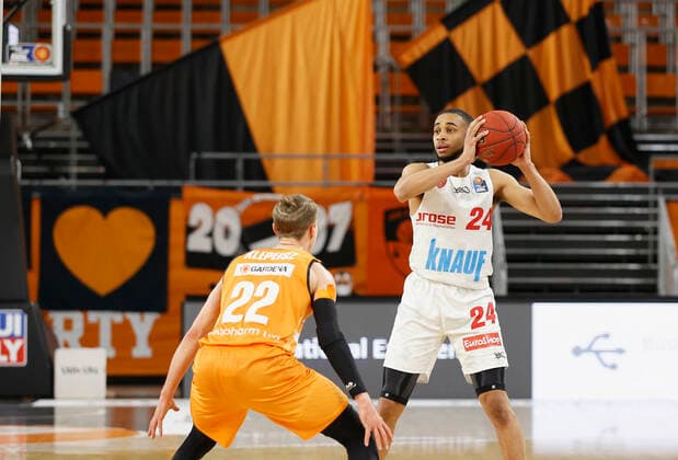 01 04 2021, Basketball, BBL 2020 2021, 29 matchday, ratiopharm ulm s Oliver Wuerzburg, GER, Neu Ulm, ratiopharm arena, picture from left Thomas Klepeisz ratiopharm ulm and Cameron Hunt s Oliver Wuerzburg. Copyright: HMBxMedia xHeikoxBecker