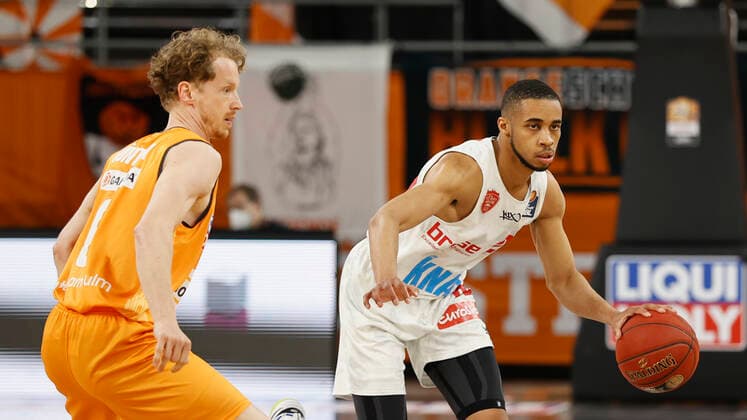 01 04 2021, Basketball, BBL 2020 2021, 29 matchday, ratiopharm ulm s Oliver Wuerzburg, GER, Neu Ulm, ratiopharm arena, picture from left Per Guenther ratiopharm ulm and Cameron Hunt s Oliver Wuerzburg. Copyright: HMBxMedia xHeikoxBecker