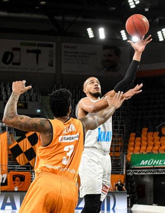 GER, BBL, ratiopharm ulm vs s Oliver Würzburg Wuerzburg 01 04 2021, ratiopharm arena, Neu Ulm, GER, BBL, ratiopharm ulm vs s Oliver Würzburg Wuerzburg, pictured Alex King Wuerzburg, 77 goes to the basket, Cameron Clark Ulm, 3 nordphotoxGmbHx xHafner nph00200
