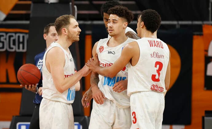 01 04 2021, Basketball, BBL 2020 2021, 29 matchday, ratiopharm ulm s Oliver Wuerzburg, GER, Neu Ulm, ratiopharm arena, picture v li Felix Hoffmann s Oliver Wuerzburg li and Tyson Ward s Oliver Wuerzburg r troesten Joshua Obiesie s Oliver Wuerzburg m after a mistake. Copyright: HMBxMedia xHeikoxBecker