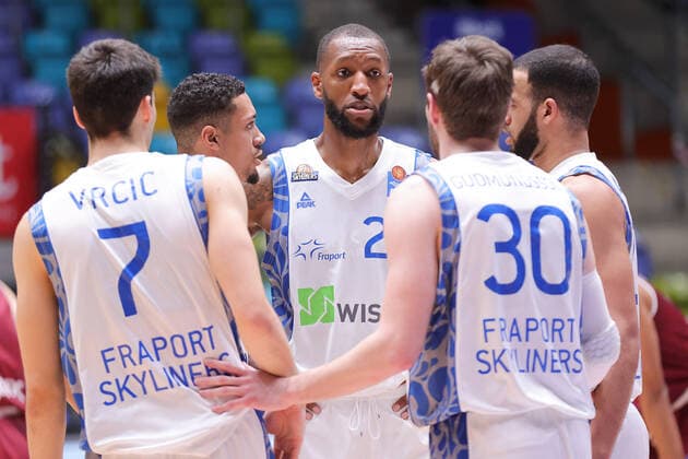 Fraport Skyliners NINERS Chemnitz, easyCredit BBL team meeting of the Skyliners around Kamari Murphy Fraport Skyliners, 21 basketball game of the easyCredit BBL between the Fraport Skyliners and NINERS Chemnitz on 1 April 2021 at the Fraport Arena in Frankfurt am Main , Frankfurt am Main Hesse Germany Fraport Arena
