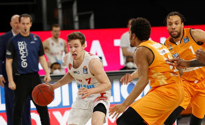 01 04 2021, Basketball, BBL 2020 2021, 29 matchday, ratiopharm ulm s Oliver Wuerzburg, GER, Neu Ulm, ratiopharm arena, picture f li Nils Hassfurther s Oliver Wuerzburg , Demitrius Conger ratiopharm ulm and Troy Caupain ratiopharm ulm Copyright: HMBxMedia xHeikoxBecker