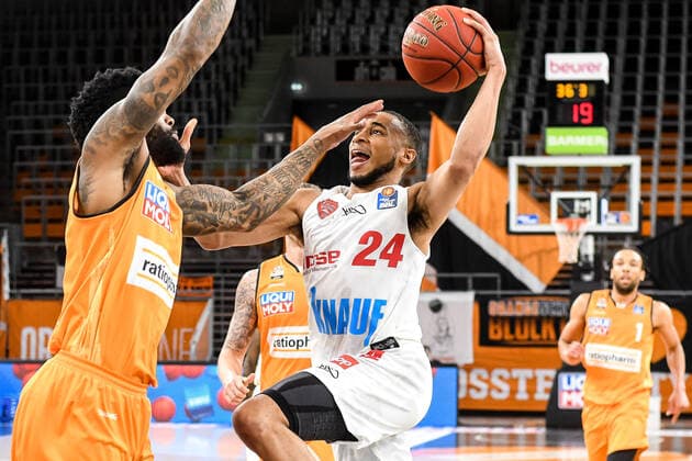 GER, BBL, ratiopharm ulm vs s Oliver Würzburg Wuerzburg 01 04 2021, ratiopharm arena, Neu Ulm, GER, BBL, ratiopharm ulm vs s Oliver Würzburg Wuerzburg, in picture Troy Caupain Ulm, 23 , Cameron Hunt Wuerzburg, 24 goes determined to the basket nordphotoxGmbHx xHafner nph00200