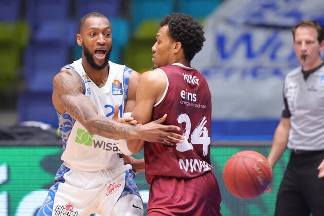 Fraport Skyliners NINERS Chemnitz, easyCredit BBL Kamari Murphy Fraport Skyliners, 21 plays the ball around George King Niners Chemnitz, 24 Basketball match of the easyCredit BBL between Fraport Skyliners and NINERS Chemnitz on 1 April 2021 at Fraport Arena in Frankfurt am Main , Frankfurt am Main Hesse Germany Fraport Arena