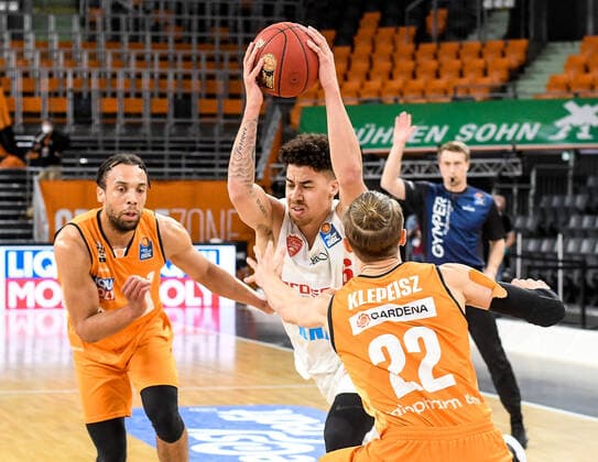GER, BBL, ratiopharm ulm vs s Oliver Würzburg Wuerzburg 01 04 2021, ratiopharm arena, Neu Ulm, GER, BBL, ratiopharm ulm vs s Oliver Würzburg Wuerzburg, in picture Joshua Obiesie Wuerzburg, 6 cant be stopped by Demitrius Conger Ulm, 1 and Thomas Klepeisz Ulm, 22 nordphotoxGmbHx xHafner nph00200