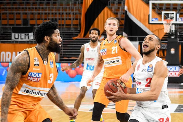 GER, BBL, ratiopharm ulm vs s Oliver Würzburg Wuerzburg 01 04 2021, ratiopharm arena, Neu Ulm, GER, BBL, ratiopharm ulm vs s Oliver Würzburg Wuerzburg, pictured Cameron Clark Ulm, 3 , Dylan Osetkowski Ulm, 21 , Cameron Hunt Wuerzburg, 24 nordphotoxGmbHx xHafner nph00200
