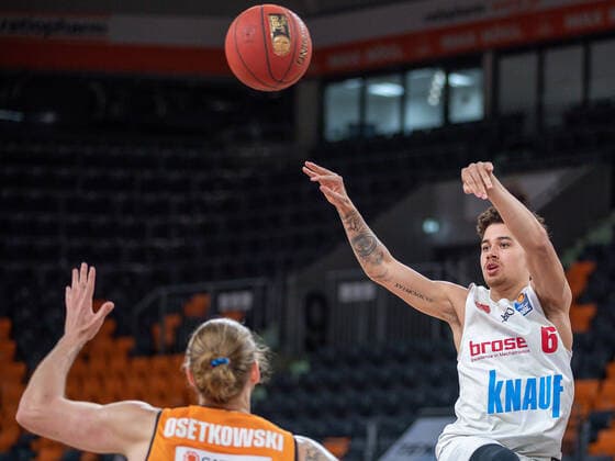 Joshua Obiesie s Oliver Wuerzburg, 06 , Dylan Osetkowski Ratiopharm Ulm 21 , ratiopharm Ulm vs S Oliver Baskets Wuerzburg, Basketball, Bundesliga, BBL, easycredit, 29 Spieltag, Spielzeit 2020 2021, 01 04 2021, ratiopharm Ulm vs S Oliver Baskets Wuerzburg, Basketball, Bundesliga, BBL, easycredit, 29 Spieltag, Spielzeit 2020 2021, 01 04 2021 New Ulm Copyright: xEibner-Pressefoto SaschaxWaltherx EP_EER
