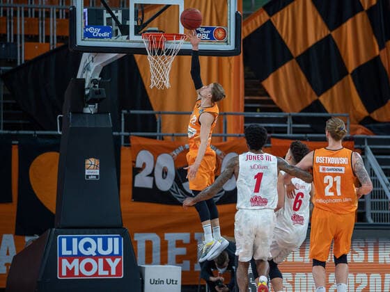 Dylan Osetkowski Ratiopharm Ulm 21 , Perry Jones s Oliver Wuerzburg, 01 , ratiopharm Ulm vs S Oliver Baskets Wuerzburg, Basketball, Bundesliga, BBL, easycredit, 29 Spieltag, Spielzeit 2020 2021, 01 04 2021, ratiopharm Ulm vs S Oliver Baskets Wuerzburg, Basketball, Bundesliga, BBL, easycredit, 29 Spieltag, Spielzeit 2020 2021, 01 04 2021 Neu Ulm Copyright: xEibner-Pressefoto SaschaxWaltherx EP_EER