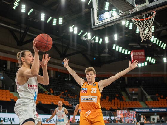 Julian Albus s Oliver Wuerzburg, 20 , Patrick Heckmann Ratiopharm Ulm 33 , ratiopharm Ulm vs S Oliver Baskets Wuerzburg, Basketball, Bundesliga, BBL, easycredit, 29 Spieltag, Spielzeit 2020 2021, 01 04 2021, ratiopharm Ulm vs S Oliver Baskets Wuerzburg, Basketball, Bundesliga, BBL, easycredit, 29 Spieltag, Spielzeit 2020 2021, 01 04 2021 Neu Ulm Copyright: xEibner-Pressefoto SaschaxWaltherx EP_EER