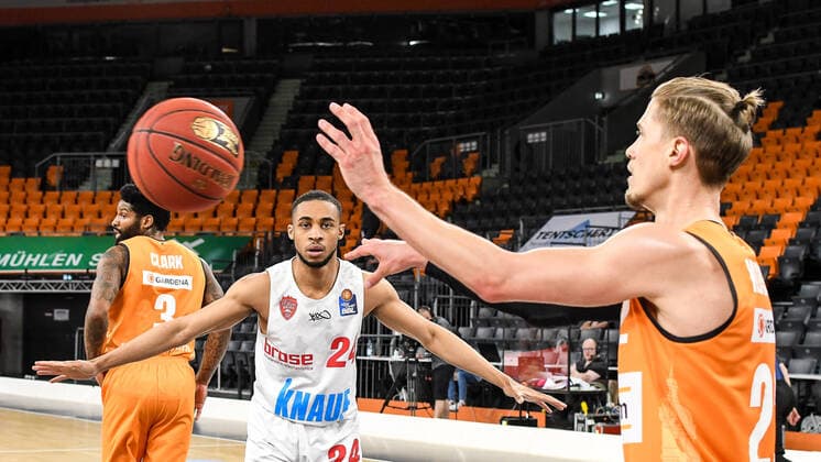 GER, BBL, ratiopharm ulm vs s Oliver Würzburg Wuerzburg 01 04 2021, ratiopharm arena, Neu Ulm, GER, BBL, ratiopharm ulm vs s Oliver Würzburg Wuerzburg, pictured Cameron Hunt Wuerzburg, 24 , Thomas Klepeisz Ulm, 22 nordphotoxGmbHx xHafner nph00200