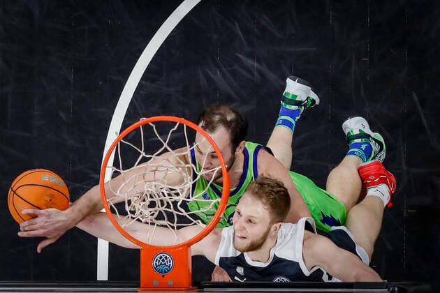 Above 02 Miro Bilan Dinamo Banco di Sardegna Sassari blocks Below Christian Sengfelder Brose Bamberg, 43 Basketball Champions League 2020 21, Playoof Matchday 5, Brose Bamberg Dinamo Sassari 01 04 2021, Bamberg, Brose Arena Foto Copyright: DanielxLöb