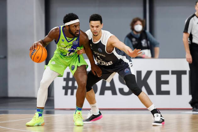 Left 14 Jason Burnell Dinamo Banco di Sardegna Sassari Right Dominic Lockhart Brose Bamberg, 03 Basketball Champions League 2020 21, Playoof Matchday 5, Brose Bamberg Dinamo Sassari 01 04 2021, Bamberg, Brose Arena Foto Copyright: DanielxLöb