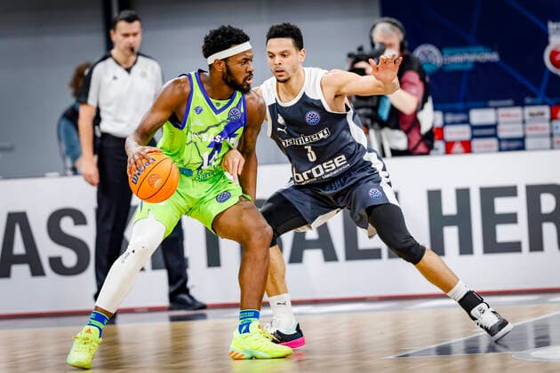 Left 14 Jason Burnell Dinamo Banco di Sardegna Sassari Right Dominic Lockhart Brose Bamberg, 03 Basketball Champions League 2020 21, Playoof Matchday 5, Brose Bamberg Dinamo Sassari 01 04 2021, Bamberg, Brose Arena Foto Copyright: DanielxLöb