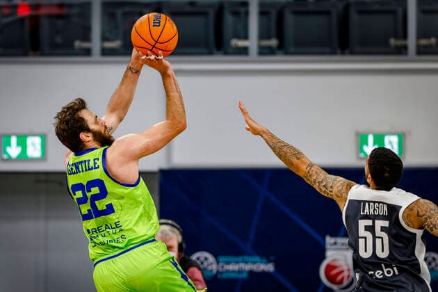 Left 22 Stefano Gentile Dinamo Banco di Sardegna Sassari Right Tyler Larson Brose Bamberg, 55 Basketball Champions League 2020 21, Playoof Matchday 5, Brose Bamberg Dinamo Sassari 01 04 2021, Bamberg, Brose Arena Foto Copyright: DanielxLöb